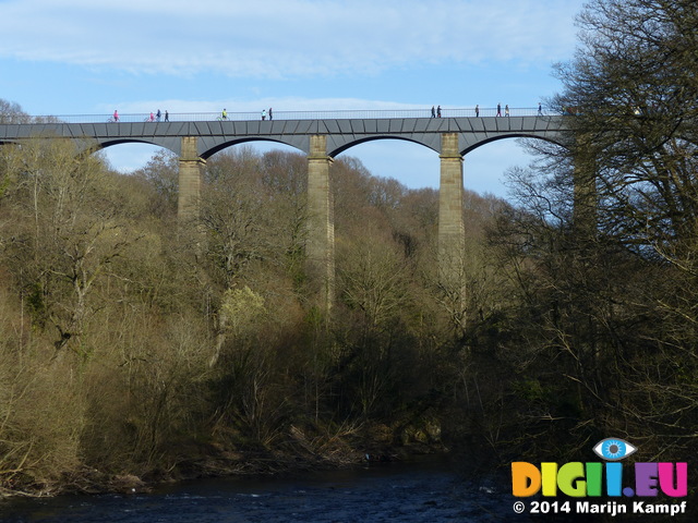 FZ003987 People walking over Pontcysyllte Aqueduct, Llangollen